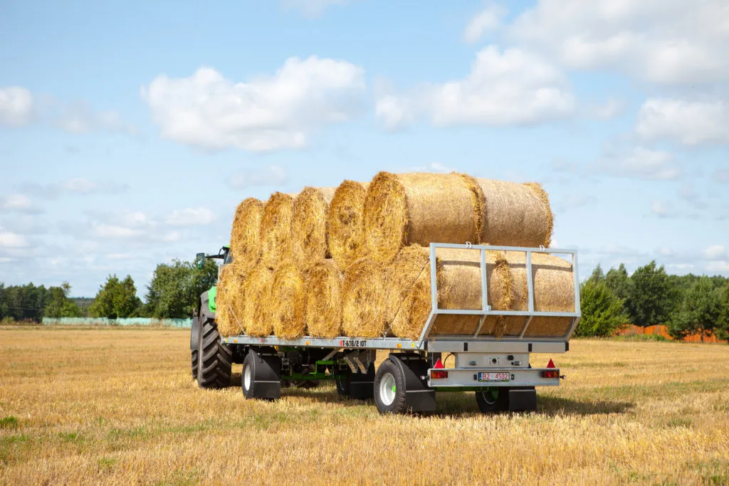 Przyczep do przewozu bel słomy dwuosiowa